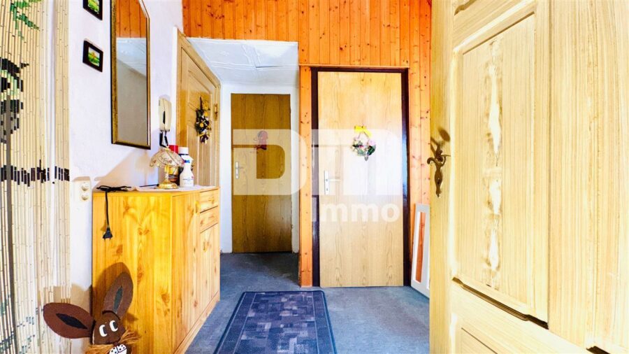 Solides Ein- bis Zweifamilienhaus mit großer Terrasse, Nebengebäude und opulenten Gartenbereich - OG / DG Flur / Diele